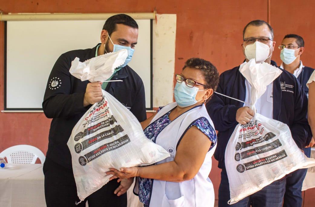 Ministro Alabi entrega paquetes alimentarios al personal de la Unidad de Salud en Atiquizaya ministro-alabi-entrega-paquetes-alimentarios-al-personal-de-la-unidad-de-salud-en-atiquizaya